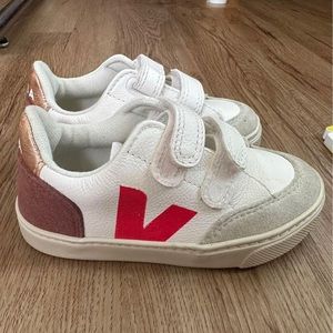 Toddler Veja’s